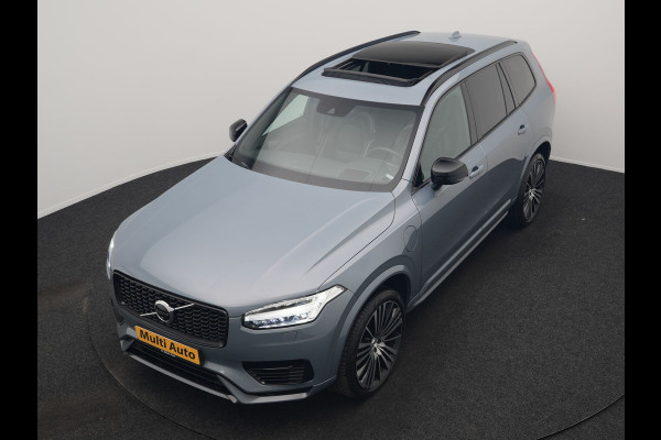 Volvo XC90 T8 Recharge AWD Ultimate Dark LONG RANGE 7 Persoons PHEV 455pk Dealer O.H. | Trekhaak Af Fabriek | Panodak | Head Up | Adaptive Cruise | Harman / Kardon | Lederen Sportstoelen Memory & Verwarmd | 360 Camera | Keyless | Blis | Stuur Verwarmd | 22"L.M | Plug In Hybrid |