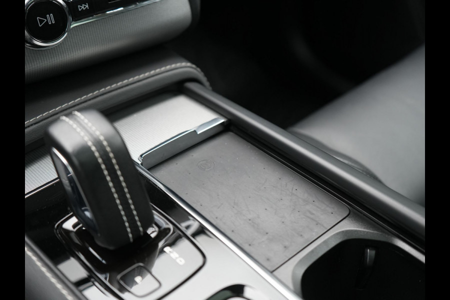 Volvo XC90 T8 Recharge AWD Ultimate Dark LONG RANGE 7 Persoons PHEV 455pk Dealer O.H. | Trekhaak Af Fabriek | Panodak | Head Up | Adaptive Cruise | Harman / Kardon | Lederen Sportstoelen Memory & Verwarmd | 360 Camera | Keyless | Blis | Stuur Verwarmd | 22"L.M | Plug In Hybrid |