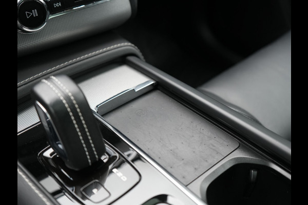 Volvo XC90 T8 Recharge AWD Ultimate Dark LONG RANGE 7 Persoons PHEV 455pk Dealer O.H. | Trekhaak Af Fabriek | Panodak | Head Up | Adaptive Cruise | Harman / Kardon | Lederen Sportstoelen Memory & Verwarmd | 360 Camera | Keyless | Blis | Stuur Verwarmd | 22"L.M | Plug In Hybrid |