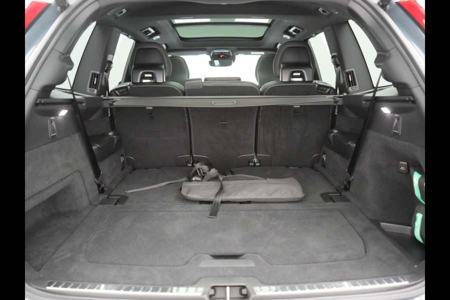 Volvo XC90 T8 Recharge AWD Ultimate Dark LONG RANGE 7 Persoons PHEV 455pk Dealer O.H. | Trekhaak Af Fabriek | Panodak | Head Up | Adaptive Cruise | Harman / Kardon | Lederen Sportstoelen Memory & Verwarmd | 360 Camera | Keyless | Blis | Stuur Verwarmd | 22"L.M | Plug In Hybrid |