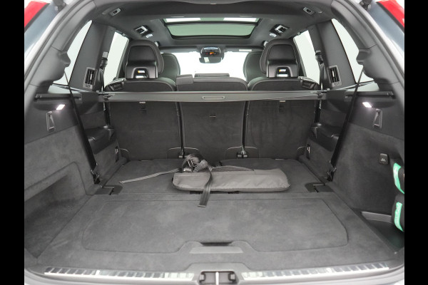 Volvo XC90 T8 Recharge AWD Ultimate Dark LONG RANGE 7 Persoons PHEV 455pk Dealer O.H. | Trekhaak Af Fabriek | Panodak | Head Up | Adaptive Cruise | Harman / Kardon | Lederen Sportstoelen Memory & Verwarmd | 360 Camera | Keyless | Blis | Stuur Verwarmd | 22"L.M | Plug In Hybrid |