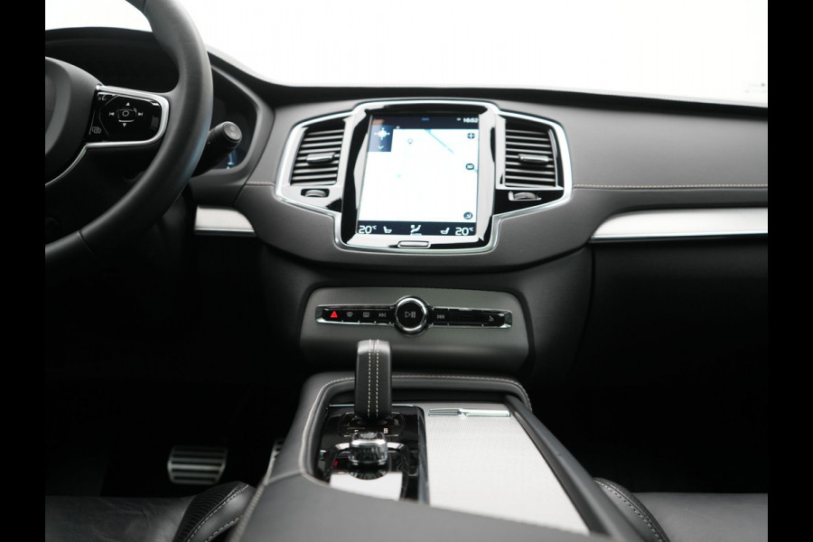 Volvo XC90 T8 Recharge AWD Ultimate Dark LONG RANGE 7 Persoons PHEV 455pk Dealer O.H. | Trekhaak Af Fabriek | Panodak | Head Up | Adaptive Cruise | Harman / Kardon | Lederen Sportstoelen Memory & Verwarmd | 360 Camera | Keyless | Blis | Stuur Verwarmd | 22"L.M | Plug In Hybrid |