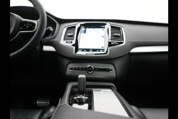 Volvo XC90 T8 Recharge AWD Ultimate Dark LONG RANGE 7 Persoons PHEV 455pk Dealer O.H. | Trekhaak Af Fabriek | Panodak | Head Up | Adaptive Cruise | Harman / Kardon | Lederen Sportstoelen Memory & Verwarmd | 360 Camera | Keyless | Blis | Stuur Verwarmd | 22"L.M | Plug In Hybrid |