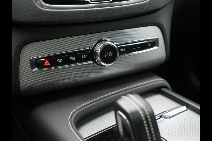 Volvo XC90 T8 Recharge AWD Ultimate Dark LONG RANGE 7 Persoons PHEV 455pk Dealer O.H. | Trekhaak Af Fabriek | Panodak | Head Up | Adaptive Cruise | Harman / Kardon | Lederen Sportstoelen Memory & Verwarmd | 360 Camera | Keyless | Blis | Stuur Verwarmd | 22"L.M | Plug In Hybrid |