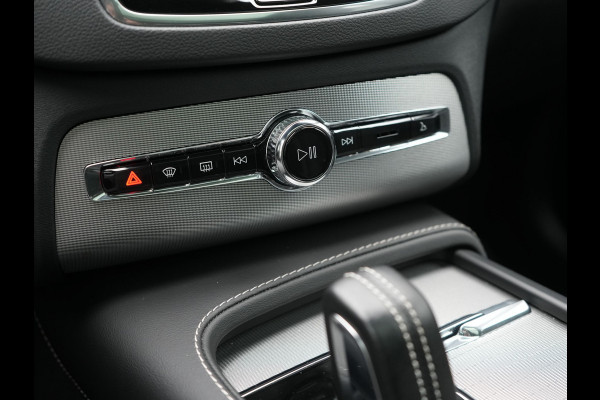 Volvo XC90 T8 Recharge AWD Ultimate Dark LONG RANGE 7 Persoons PHEV 455pk Dealer O.H. | Trekhaak Af Fabriek | Panodak | Head Up | Adaptive Cruise | Harman / Kardon | Lederen Sportstoelen Memory & Verwarmd | 360 Camera | Keyless | Blis | Stuur Verwarmd | 22"L.M | Plug In Hybrid |