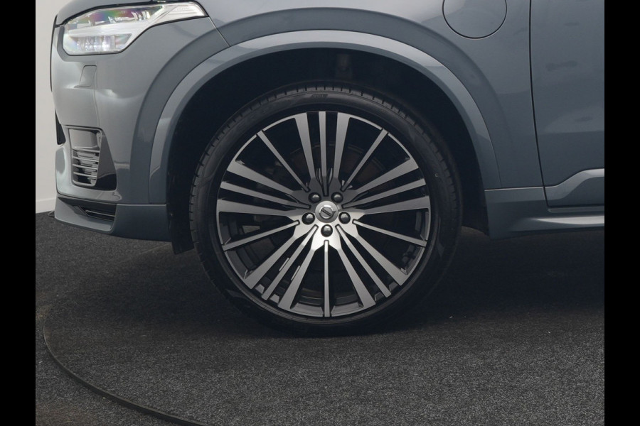 Volvo XC90 T8 Recharge AWD Ultimate Dark LONG RANGE 7 Persoons PHEV 455pk Dealer O.H. | Trekhaak Af Fabriek | Panodak | Head Up | Adaptive Cruise | Harman / Kardon | Lederen Sportstoelen Memory & Verwarmd | 360 Camera | Keyless | Blis | Stuur Verwarmd | 22"L.M | Plug In Hybrid |