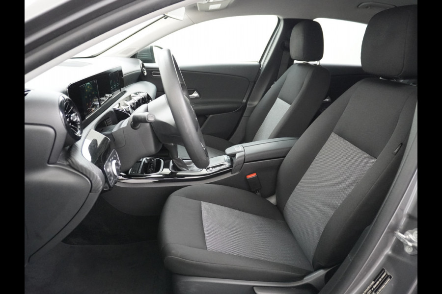 Mercedes-Benz A-Klasse 180 Navi Virtual-Cockpit AMG Camera Ecc Cruise Control Pdc Keyless Stoelverwarming Regen-Lichtsensor Led Lmv Bluetooth