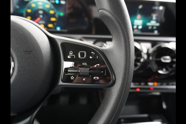 Mercedes-Benz A-Klasse 180 Navi Virtual-Cockpit AMG Camera Ecc Cruise Control Pdc Keyless Stoelverwarming Regen-Lichtsensor Led Lmv Bluetooth