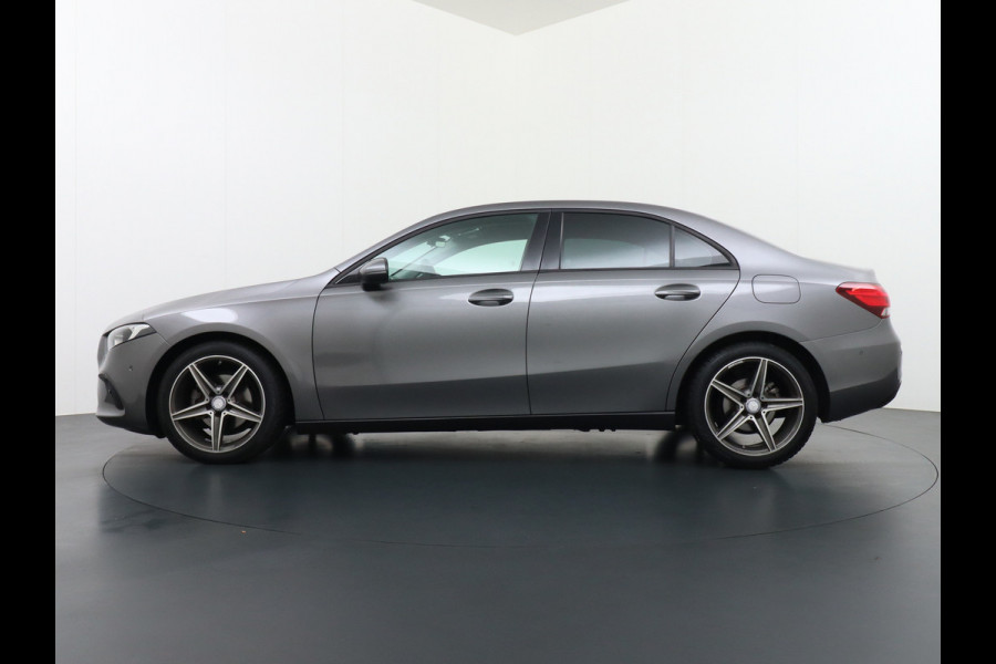 Mercedes-Benz A-Klasse 180 Navi Virtual-Cockpit AMG Camera Ecc Cruise Control Pdc Keyless Stoelverwarming Regen-Lichtsensor Led Lmv Bluetooth
