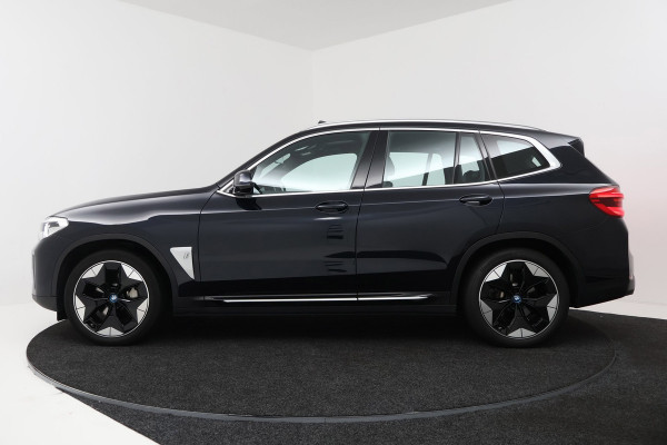 BMW iX3 High Executive 80 kWh M-pakket (1e eigenaar, NL-auto, Dealer OnderH, Trekhaak, Panoramadak, Camera, Leder, StoelV, Etc)
