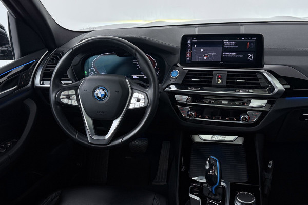 BMW iX3 High Executive 80 kWh M-pakket (1e eigenaar, NL-auto, Dealer OnderH, Trekhaak, Panoramadak, Camera, Leder, StoelV, Etc)