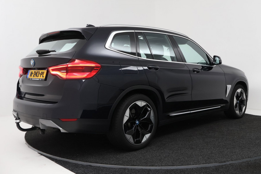 BMW iX3 High Executive 80 kWh M-pakket (1e eigenaar, NL-auto, Dealer OnderH, Trekhaak, Panoramadak, Camera, Leder, StoelV, Etc)
