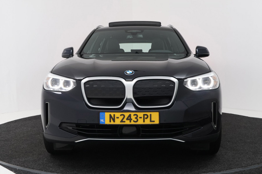 BMW iX3 High Executive 80 kWh M-pakket (1e eigenaar, NL-auto, Dealer OnderH, Trekhaak, Panoramadak, Camera, Leder, StoelV, Etc)