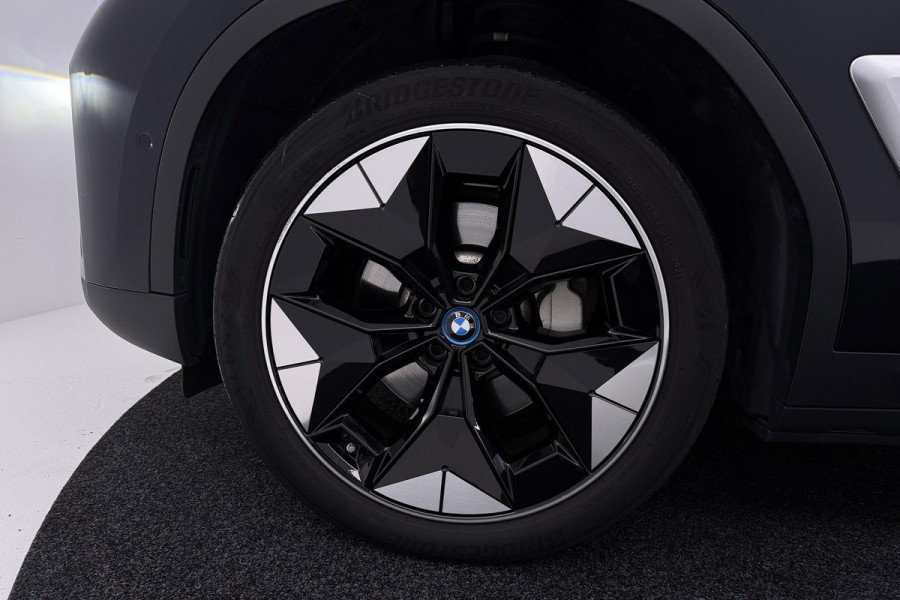 BMW iX3 High Executive 80 kWh M-pakket (1e eigenaar, NL-auto, Dealer OnderH, Trekhaak, Panoramadak, Camera, Leder, StoelV, Etc)