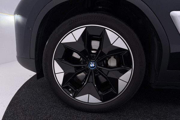 BMW iX3 High Executive 80 kWh M-pakket (1e eigenaar, NL-auto, Dealer OnderH, Trekhaak, Panoramadak, Camera, Leder, StoelV, Etc)