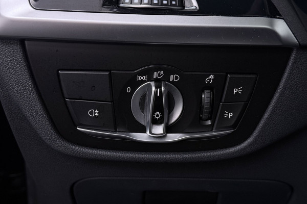 BMW iX3 High Executive 80 kWh M-pakket (1e eigenaar, NL-auto, Dealer OnderH, Trekhaak, Panoramadak, Camera, Leder, StoelV, Etc)