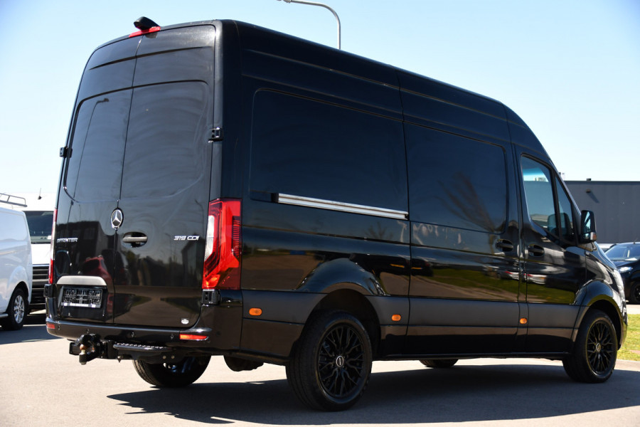 Mercedes-Benz Sprinter 317 1.9 CDI L2H2 RWD Black Edition Full Options! 360 Camera, Adaptieve Cruise, LED, 3500kg Trekhaak, Leder, Carplay, 170pk, Voorruit verwarming, Uniek!