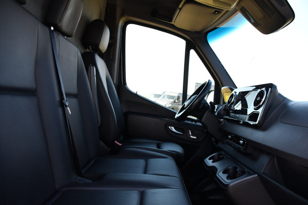 Mercedes-Benz Sprinter 317 1.9 CDI L2H2 RWD Black Edition Full Options! 360 Camera, Adaptieve Cruise, LED, 3500kg Trekhaak, Leder, Carplay, 170pk, Voorruit verwarming, Uniek!