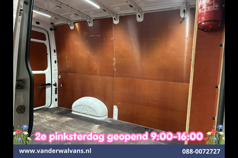 Volkswagen Crafter 2.0 TDI 141pk Automaat L3H3 L2H2 Euro6 Airco | Camera | Navigatie | 3000kg Trekhaak | Imperiaal | Apple Carplay Chauffeursstoel, Cruisecontrol, Android Auto, Parkeersensoren