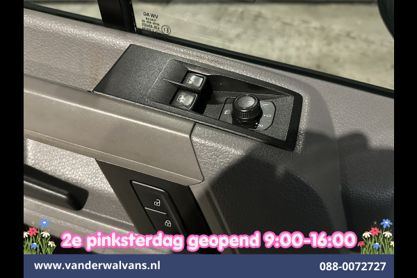 Volkswagen Crafter 2.0 TDI 141pk Automaat L3H3 L2H2 Euro6 Airco | Camera | Navigatie | 3000kg Trekhaak | Imperiaal | Apple Carplay Chauffeursstoel, Cruisecontrol, Android Auto, Parkeersensoren