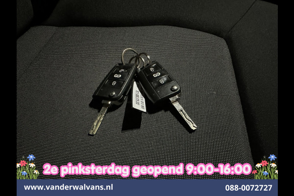 Volkswagen Crafter 2.0 TDI 141pk Automaat L3H3 L2H2 Euro6 Airco | Camera | Navigatie | 3000kg Trekhaak | Imperiaal | Apple Carplay Chauffeursstoel, Cruisecontrol, Android Auto, Parkeersensoren