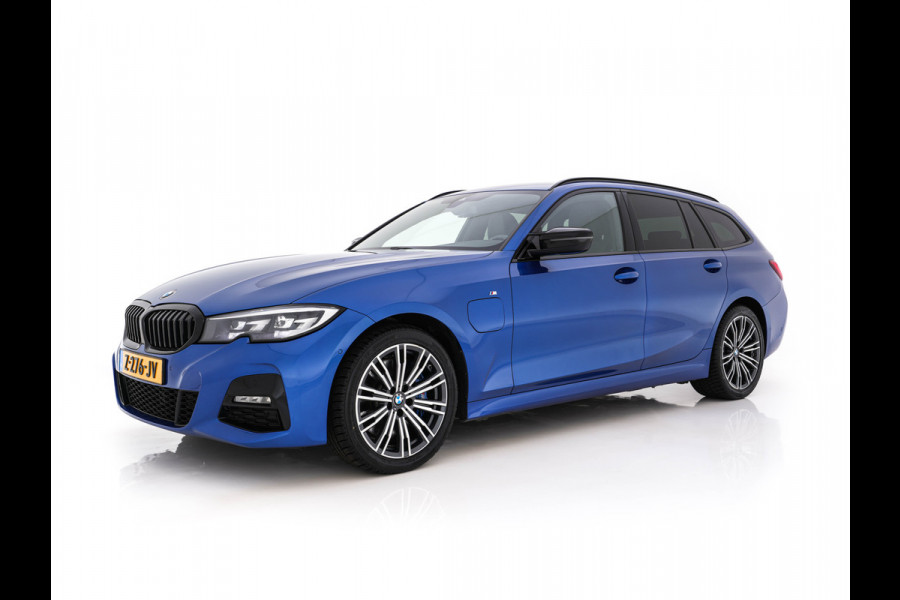 BMW 3 Serie Touring 330e M-Sportpack High Executive (Plug-in) Aut. *LEATHER-MICROFIBRE | FULL-LED | DIGI-COCKPIT | HEATED-SPORTSEATS | CAMERA | CARPLAY | SHIFTPADDLES | NAVI-FULLMAP | PRIVACY-GLASS | ECC | PDC | CRUISE | TOWBAR | 18''ALU*
