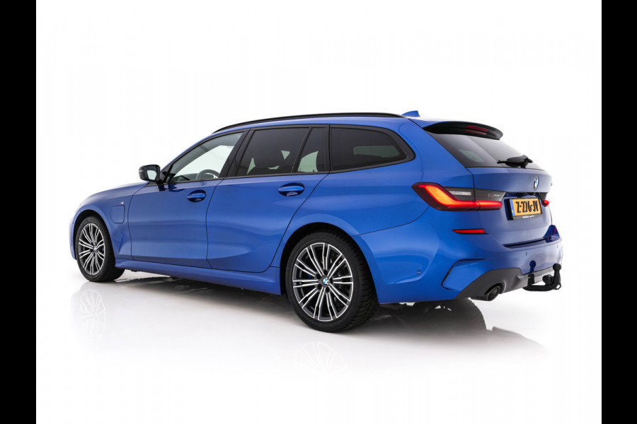 BMW 3 Serie Touring 330e M-Sportpack High Executive (Plug-in) Aut. *LEATHER-MICROFIBRE | FULL-LED | DIGI-COCKPIT | HEATED-SPORTSEATS | CAMERA | CARPLAY | SHIFTPADDLES | NAVI-FULLMAP | PRIVACY-GLASS | ECC | PDC | CRUISE | TOWBAR | 18''ALU*