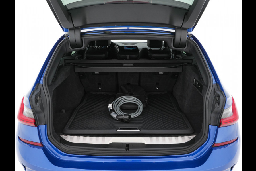 BMW 3 Serie Touring 330e M-Sportpack High Executive (Plug-in) Aut. *LEATHER-MICROFIBRE | FULL-LED | DIGI-COCKPIT | HEATED-SPORTSEATS | CAMERA | CARPLAY | SHIFTPADDLES | NAVI-FULLMAP | PRIVACY-GLASS | ECC | PDC | CRUISE | TOWBAR | 18''ALU*