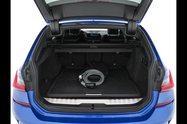 BMW 3 Serie Touring 330e M-Sportpack High Executive (Plug-in) Aut. *LEATHER-MICROFIBRE | FULL-LED | DIGI-COCKPIT | HEATED-SPORTSEATS | CAMERA | CARPLAY | SHIFTPADDLES | NAVI-FULLMAP | PRIVACY-GLASS | ECC | PDC | CRUISE | TOWBAR | 18''ALU*