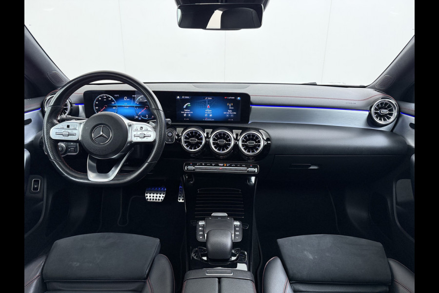 Mercedes-Benz CLA-Klasse 180 Automaat AMG Business Solution Panoramadak Camera Widescreen cockpit Apple Carplay Android Auto Navi Pdc Cruise Control Stoe Privacy Glas Lmv Led DAB Licht en zichtpakket Premium pakket Dealeronderhouden 1e Eigenaar Origineel Nederlandse Auto