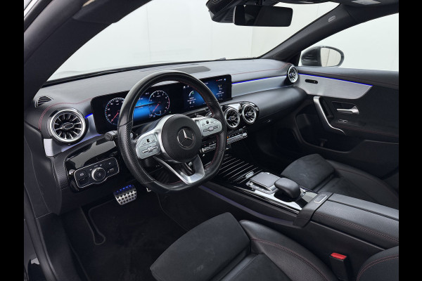 Mercedes-Benz CLA-Klasse 180 Automaat AMG Business Solution Panoramadak Camera Widescreen cockpit Apple Carplay Android Auto Navi Pdc Cruise Control Stoe Privacy Glas Lmv Led DAB Licht en zichtpakket Premium pakket Dealeronderhouden 1e Eigenaar Origineel Nederlandse Auto