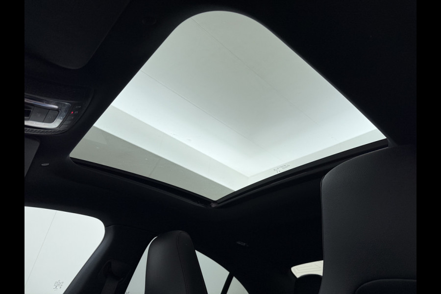 Mercedes-Benz CLA-Klasse 180 Automaat AMG Business Solution Panoramadak Camera Widescreen cockpit Apple Carplay Android Auto Navi Pdc Cruise Control Stoe Privacy Glas Lmv Led DAB Licht en zichtpakket Premium pakket Dealeronderhouden 1e Eigenaar Origineel Nederlandse Auto