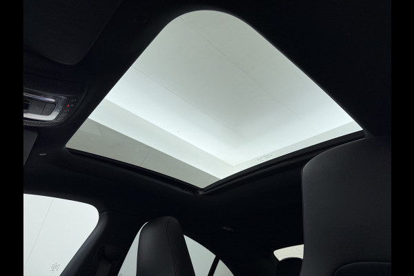 Mercedes-Benz CLA-Klasse 180 Automaat AMG Business Solution Panoramadak Camera Widescreen cockpit Apple Carplay Android Auto Navi Pdc Cruise Control Stoe Privacy Glas Lmv Led DAB Licht en zichtpakket Premium pakket Dealeronderhouden 1e Eigenaar Origineel Nederlandse Auto