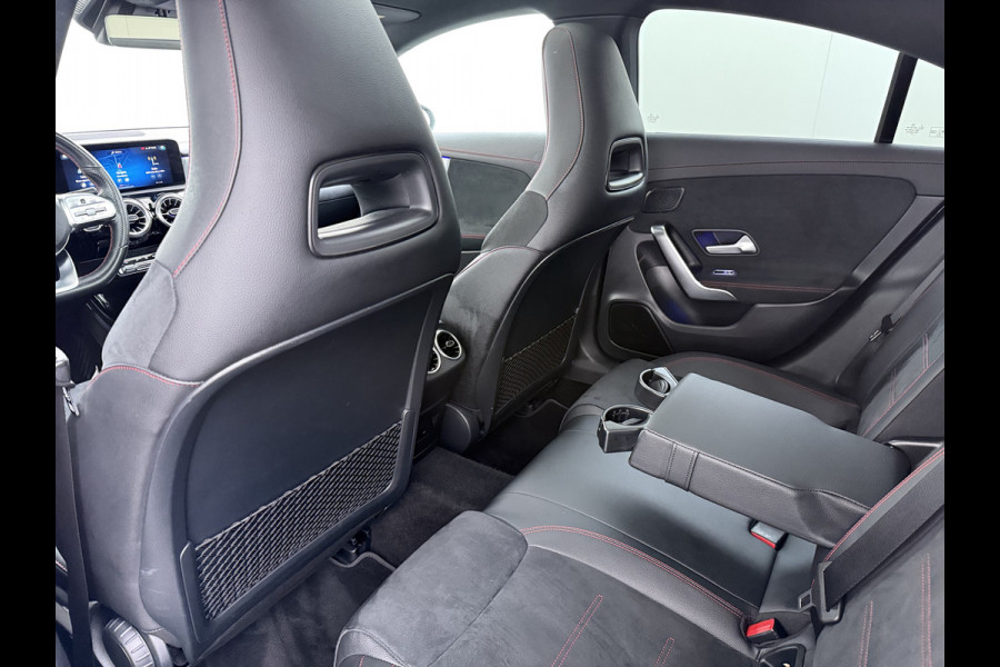 Mercedes-Benz CLA-Klasse 180 Automaat AMG Business Solution Panoramadak Camera Widescreen cockpit Apple Carplay Android Auto Navi Pdc Cruise Control Stoe Privacy Glas Lmv Led DAB Licht en zichtpakket Premium pakket Dealeronderhouden 1e Eigenaar Origineel Nederlandse Auto