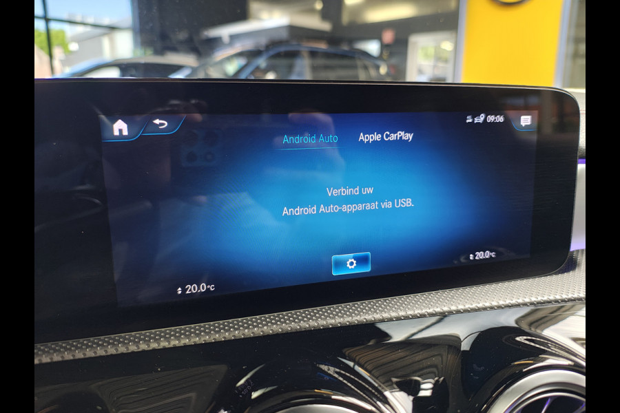 Mercedes-Benz CLA-Klasse 180 Automaat AMG Business Solution Panoramadak Camera Widescreen cockpit Apple Carplay Android Auto Navi Pdc Cruise Control Stoe Privacy Glas Lmv Led DAB Licht en zichtpakket Premium pakket Dealeronderhouden 1e Eigenaar Origineel Nederlandse Auto