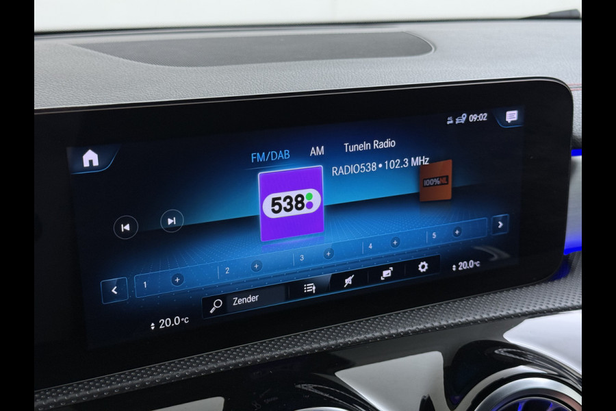 Mercedes-Benz CLA-Klasse 180 Automaat AMG Business Solution Panoramadak Camera Widescreen cockpit Apple Carplay Android Auto Navi Pdc Cruise Control Stoe Privacy Glas Lmv Led DAB Licht en zichtpakket Premium pakket Dealeronderhouden 1e Eigenaar Origineel Nederlandse Auto
