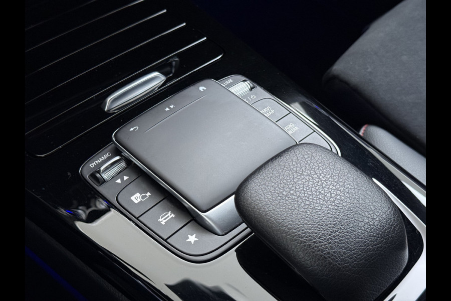 Mercedes-Benz CLA-Klasse 180 Automaat AMG Business Solution Panoramadak Camera Widescreen cockpit Apple Carplay Android Auto Navi Pdc Cruise Control Stoe Privacy Glas Lmv Led DAB Licht en zichtpakket Premium pakket Dealeronderhouden 1e Eigenaar Origineel Nederlandse Auto