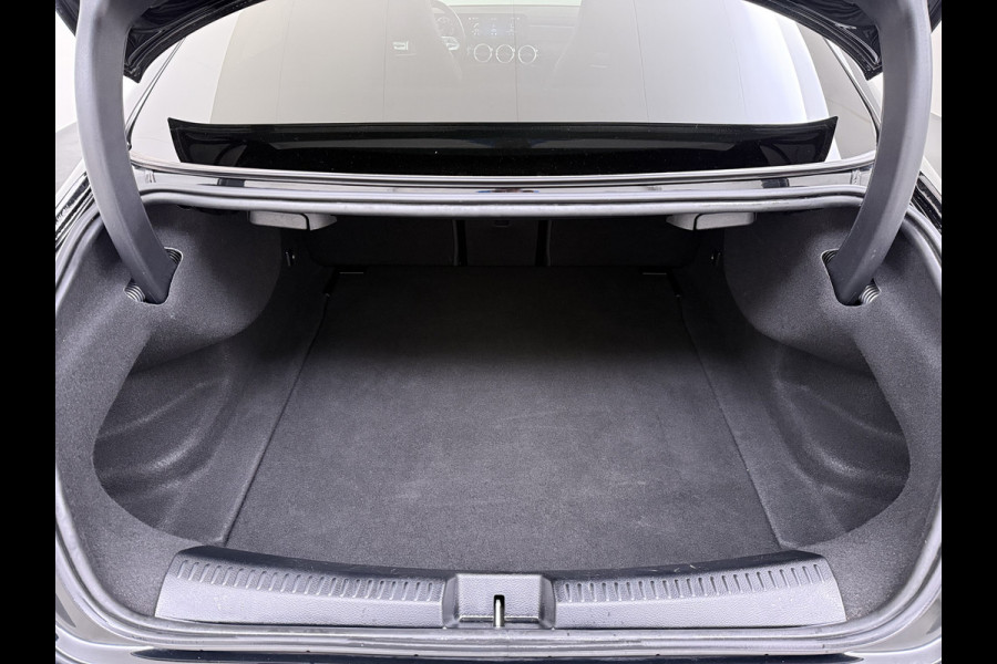 Mercedes-Benz CLA-Klasse 180 Automaat AMG Business Solution Panoramadak Camera Widescreen cockpit Apple Carplay Android Auto Navi Pdc Cruise Control Stoe Privacy Glas Lmv Led DAB Licht en zichtpakket Premium pakket Dealeronderhouden 1e Eigenaar Origineel Nederlandse Auto