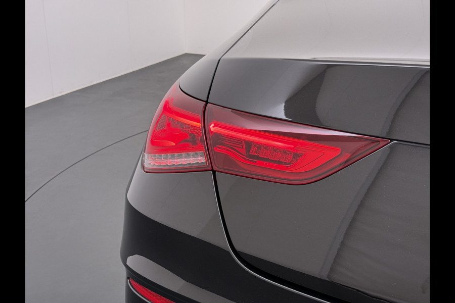 Mercedes-Benz CLA-Klasse 180 Automaat AMG Business Solution Panoramadak Camera Widescreen cockpit Apple Carplay Android Auto Navi Pdc Cruise Control Stoe Privacy Glas Lmv Led DAB Licht en zichtpakket Premium pakket Dealeronderhouden 1e Eigenaar Origineel Nederlandse Auto