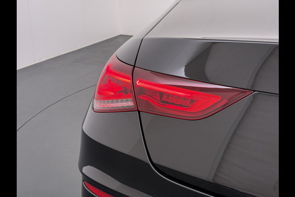 Mercedes-Benz CLA-Klasse 180 Automaat AMG Business Solution Panoramadak Camera Widescreen cockpit Apple Carplay Android Auto Navi Pdc Cruise Control Stoe Privacy Glas Lmv Led DAB Licht en zichtpakket Premium pakket Dealeronderhouden 1e Eigenaar Origineel Nederlandse Auto