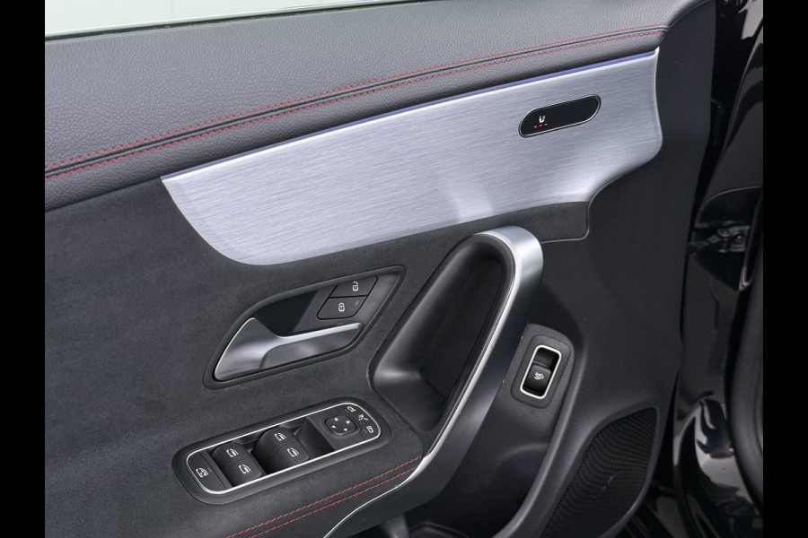 Mercedes-Benz CLA-Klasse 180 Automaat AMG Business Solution Panoramadak Camera Widescreen cockpit Apple Carplay Android Auto Navi Pdc Cruise Control Stoe Privacy Glas Lmv Led DAB Licht en zichtpakket Premium pakket Dealeronderhouden 1e Eigenaar Origineel Nederlandse Auto