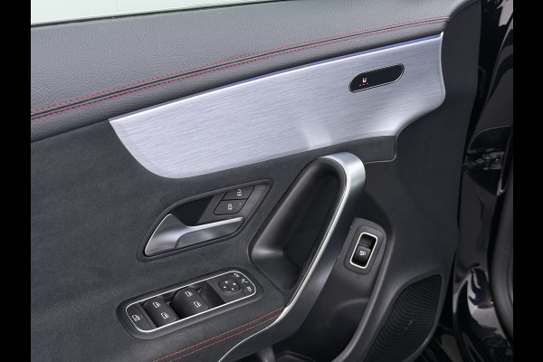 Mercedes-Benz CLA-Klasse 180 Automaat AMG Business Solution Panoramadak Camera Widescreen cockpit Apple Carplay Android Auto Navi Pdc Cruise Control Stoe Privacy Glas Lmv Led DAB Licht en zichtpakket Premium pakket Dealeronderhouden 1e Eigenaar Origineel Nederlandse Auto