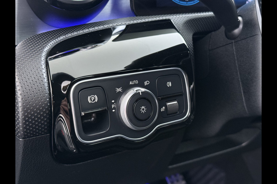 Mercedes-Benz CLA-Klasse 180 Automaat AMG Business Solution Panoramadak Camera Widescreen cockpit Apple Carplay Android Auto Navi Pdc Cruise Control Stoe Privacy Glas Lmv Led DAB Licht en zichtpakket Premium pakket Dealeronderhouden 1e Eigenaar Origineel Nederlandse Auto