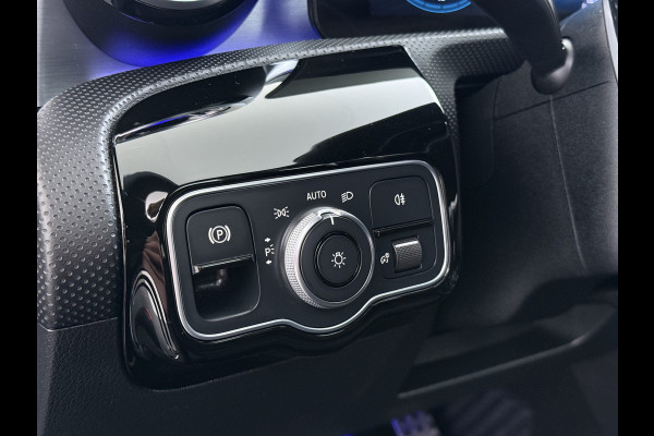 Mercedes-Benz CLA-Klasse 180 Automaat AMG Business Solution Panoramadak Camera Widescreen cockpit Apple Carplay Android Auto Navi Pdc Cruise Control Stoe Privacy Glas Lmv Led DAB Licht en zichtpakket Premium pakket Dealeronderhouden 1e Eigenaar Origineel Nederlandse Auto