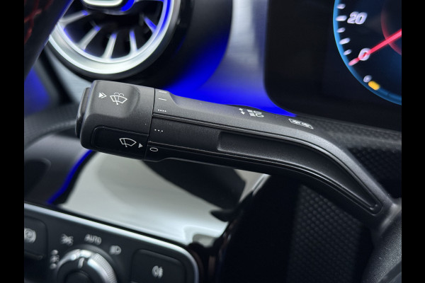Mercedes-Benz CLA-Klasse 180 Automaat AMG Business Solution Panoramadak Camera Widescreen cockpit Apple Carplay Android Auto Navi Pdc Cruise Control Stoe Privacy Glas Lmv Led DAB Licht en zichtpakket Premium pakket Dealeronderhouden 1e Eigenaar Origineel Nederlandse Auto