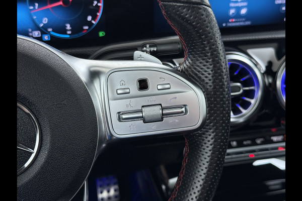 Mercedes-Benz CLA-Klasse 180 Automaat AMG Business Solution Panoramadak Camera Widescreen cockpit Apple Carplay Android Auto Navi Pdc Cruise Control Stoe Privacy Glas Lmv Led DAB Licht en zichtpakket Premium pakket Dealeronderhouden 1e Eigenaar Origineel Nederlandse Auto