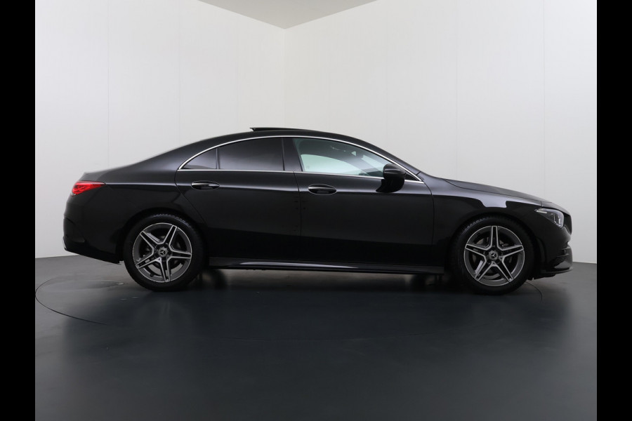 Mercedes-Benz CLA-Klasse 180 Automaat AMG Business Solution Panoramadak Camera Widescreen cockpit Apple Carplay Android Auto Navi Pdc Cruise Control Stoe Privacy Glas Lmv Led DAB Licht en zichtpakket Premium pakket Dealeronderhouden 1e Eigenaar Origineel Nederlandse Auto