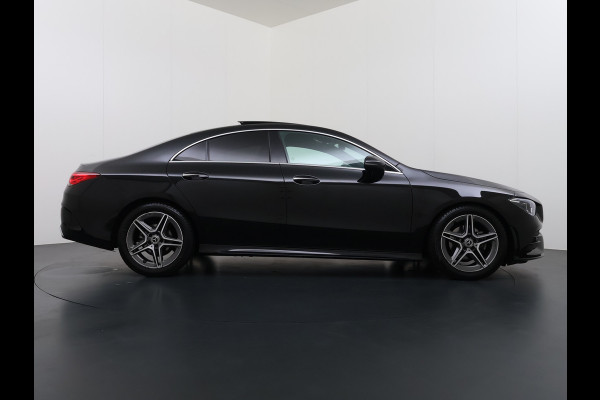 Mercedes-Benz CLA-Klasse 180 Automaat AMG Business Solution Panoramadak Camera Widescreen cockpit Apple Carplay Android Auto Navi Pdc Cruise Control Stoe Privacy Glas Lmv Led DAB Licht en zichtpakket Premium pakket Dealeronderhouden 1e Eigenaar Origineel Nederlandse Auto