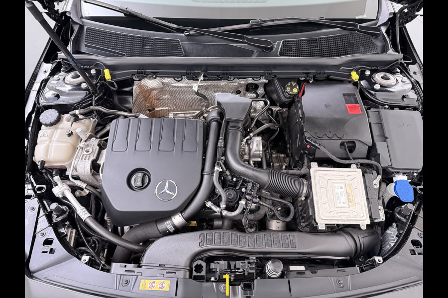 Mercedes-Benz CLA-Klasse 180 Automaat AMG Business Solution Panoramadak Camera Widescreen cockpit Apple Carplay Android Auto Navi Pdc Cruise Control Stoe Privacy Glas Lmv Led DAB Licht en zichtpakket Premium pakket Dealeronderhouden 1e Eigenaar Origineel Nederlandse Auto
