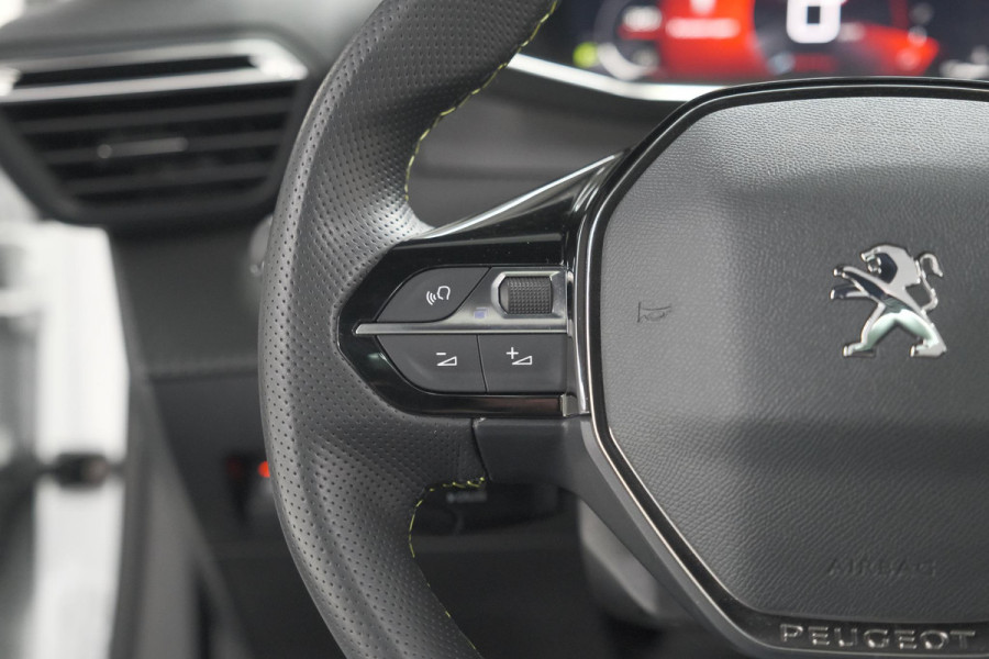 Peugeot 2008 PureTech 130 GT | Elektrisch Panoramadak | Camera | Dodehoekdetectie | Navigatie
